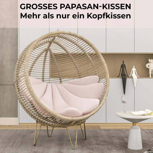 Muschelförmiges Wandkissen in einem „Kokon“-Sessel im Wohnzimmer.