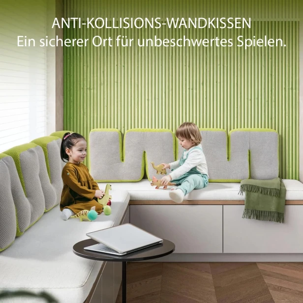 Zwei Kinder spielen mit der „Schlange“-Kopfstütze