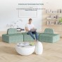 Mann sitzt auf einem halbrunden modularen Ecksofa, Wohnzimmergestaltung.