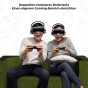 Paar mit VR-Brillen und Controllern spielt „Velvet Hug“ auf dem Sofa
