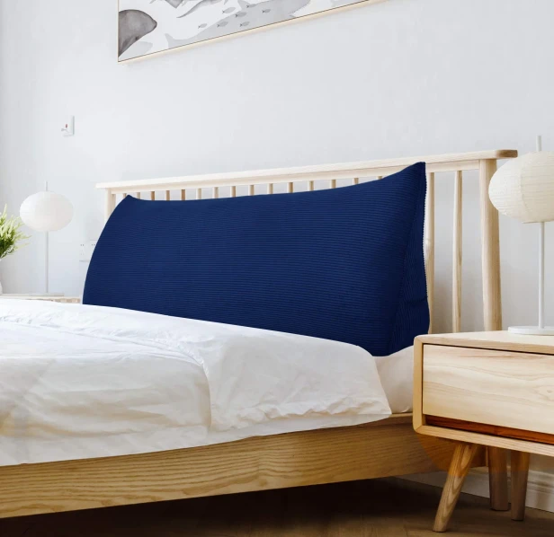Großes Lesekissen aus Cord in Marineblau, arrangiert im Schlafzimmer auf dem Bett.