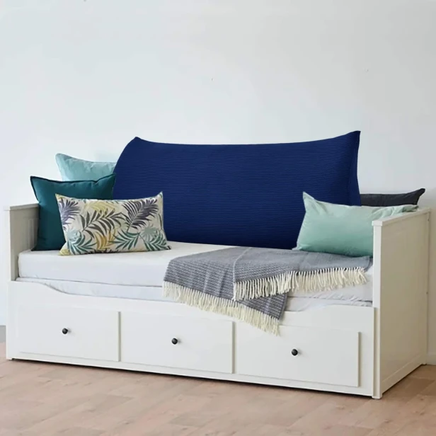 Großes Lesekissen aus Cord in Marineblau, arrangiert auf einem Tagesbett.