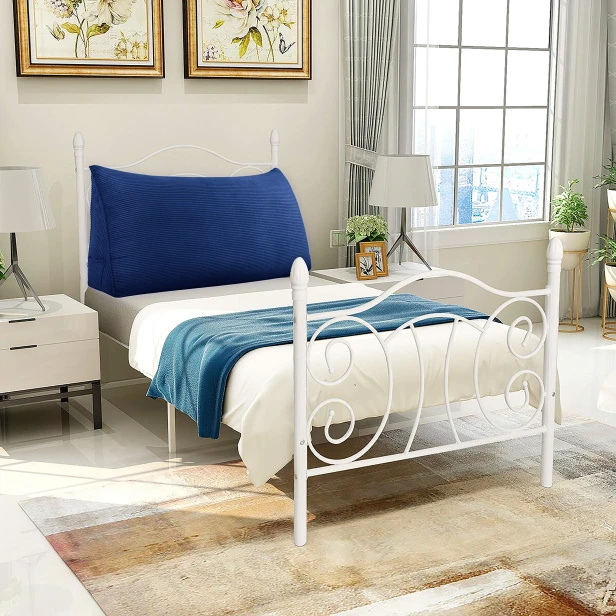 Großes Lesekissen aus Cord in Marineblau, arrangiert im Schlafzimmer auf dem Bett.