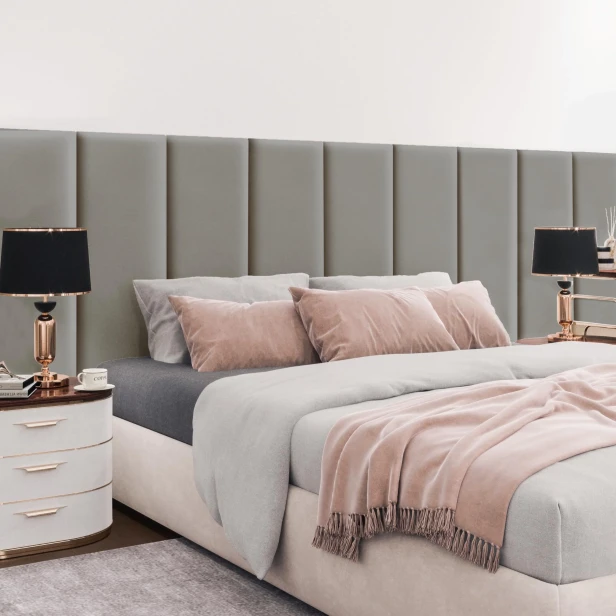 Multifunktionales graues Bettschutzpaneel. Schlafzimmereinrichtung hinter dem Bett.
