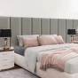 Multifunktionales graues Bettschutzpaneel. Schlafzimmereinrichtung hinter dem Bett.