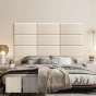 Beigefarbenes, multifunktionales Bettschutzpaneel. Schlafzimmereinrichtung hinter dem Bett.