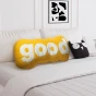 Plüschiges gelbes Lesekissen. Schlafzimmer-Arrangement auf dem Bett.