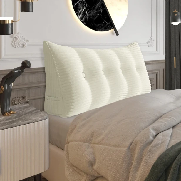 Großes Lesekissen aus Cord – Weiß. Schlafzimmer-Arrangement auf dem Bett.