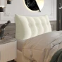 Großes Lesekissen aus Cord – Weiß. Schlafzimmer-Arrangement auf dem Bett.