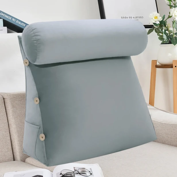 Modulare Kopfstütze mit Polster – Grauer Samt auf dem Sofa im Wohnzimmer.