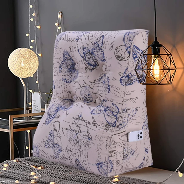 Vielseitiges Lesekissen-Set mit Schmetterlingsmuster auf einem mit einer grauen Decke bedeckten Bett, umgeben von warmem, stimmungsvollem LED-Licht