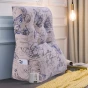 Vielseitiges Lesekissen mit Schmetterlingsmuster, zur Platzierung im Schlafzimmer auf dem Bett.