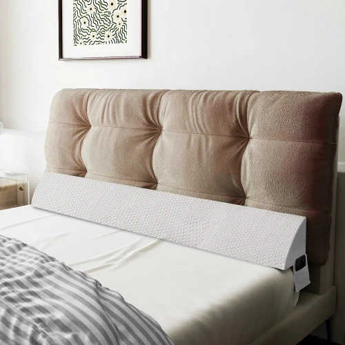 XXL weißes Keilkissen, arrangiert auf dem Bett im Schlafzimmer.