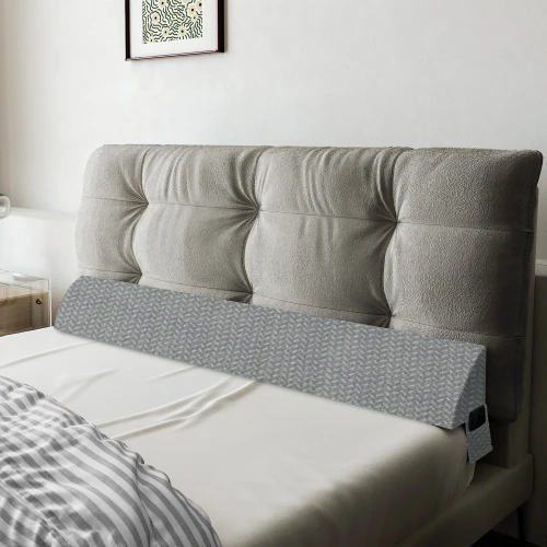 XXL-Keilkissen in Grau, arrangiert auf dem Bett im Schlafzimmer.