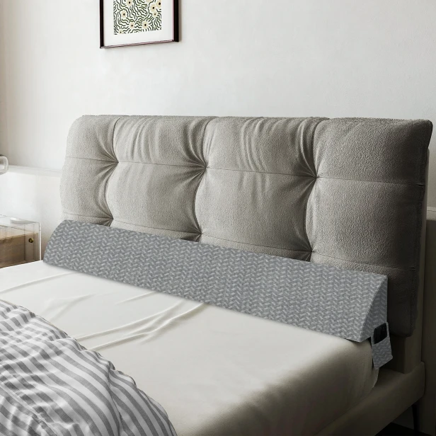 XXL-Keilkissen in Grau, arrangiert auf dem Bett im Schlafzimmer.