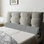 XXL-Keilkissen in Grau, arrangiert auf dem Bett im Schlafzimmer.